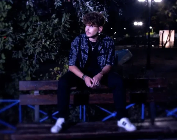 Chris Gi -- To gelasto paidi