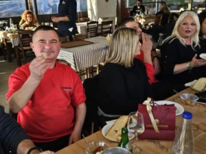 6ee6ec43-cfea-4d2e-ba87-fd513536d361